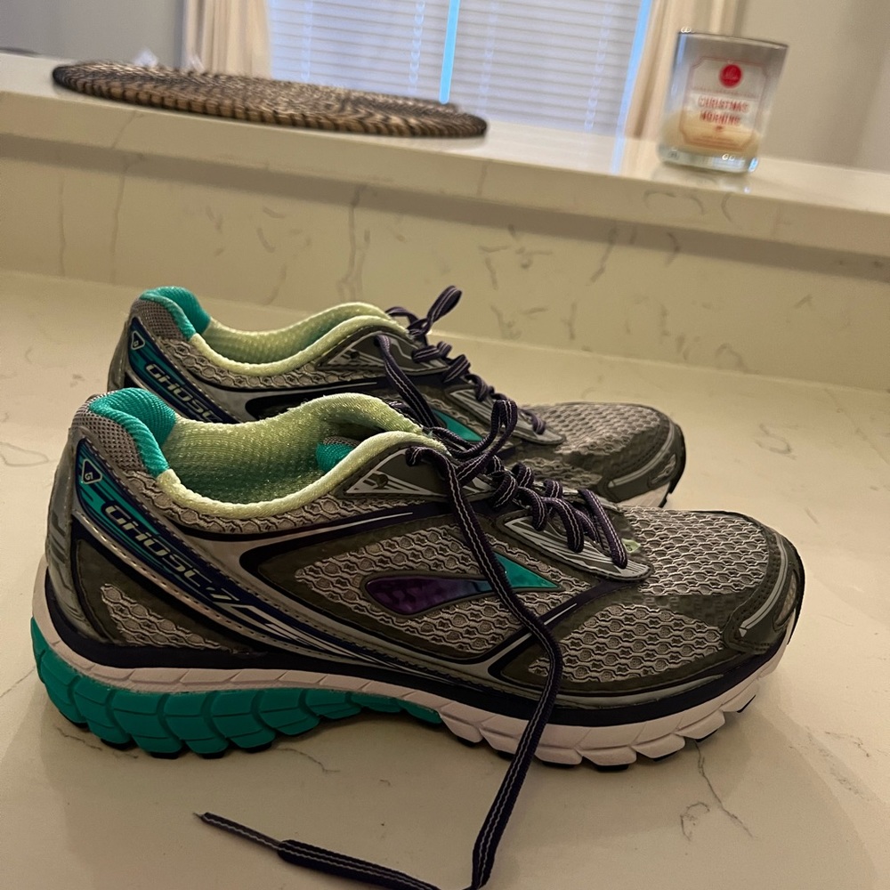 LIKE NEW!! Brooks size 8! Only worn twice to the gym.